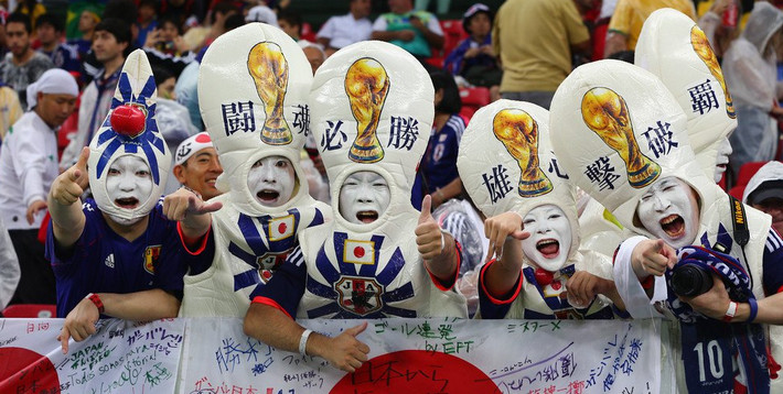 футбольные фанаты из Японии в оригинальных костюмах